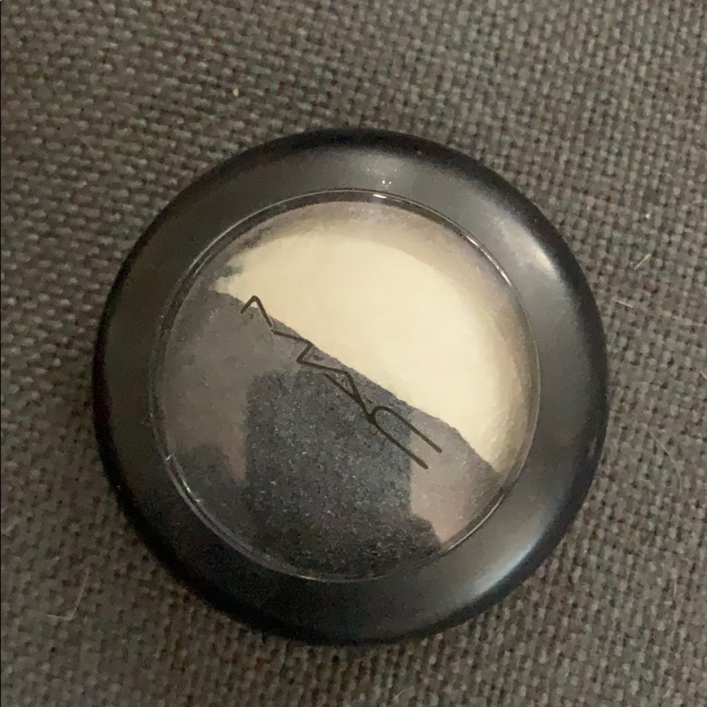 MAC mineralized persona screen vinyl
